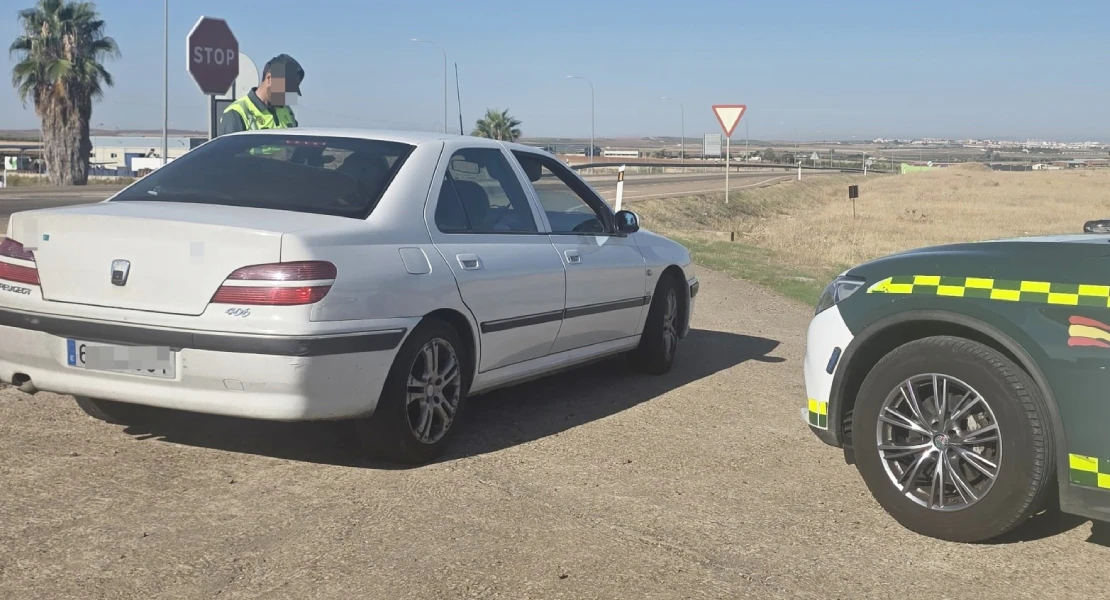 Pillan a un niño conduciendo un vehículo por Badajoz junto a una mujer