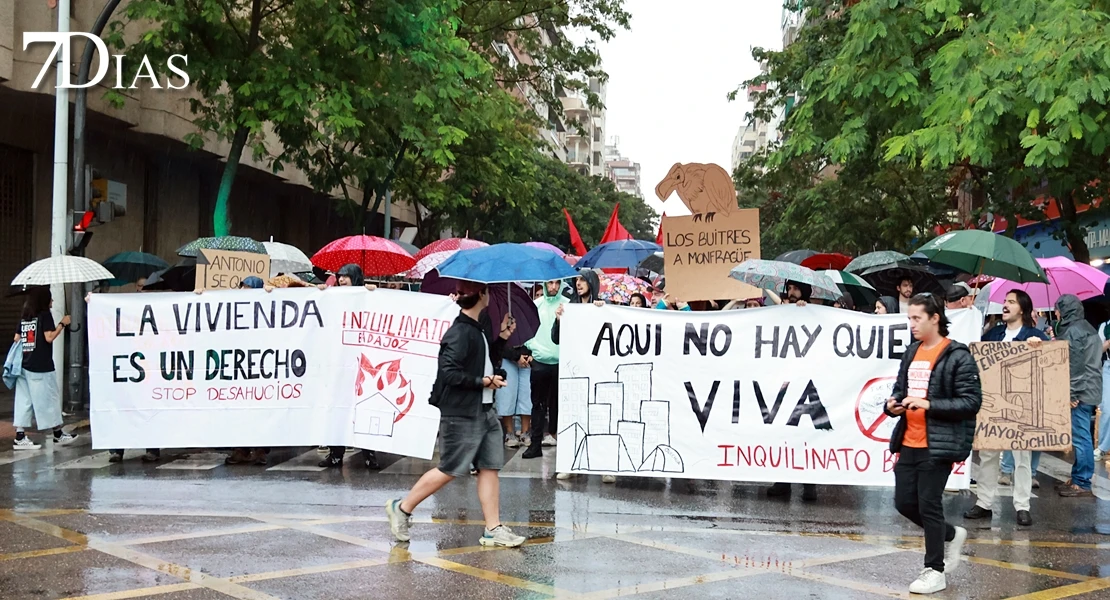 El temporal no frena la manifestación sobre una vivienda digna en Badajoz