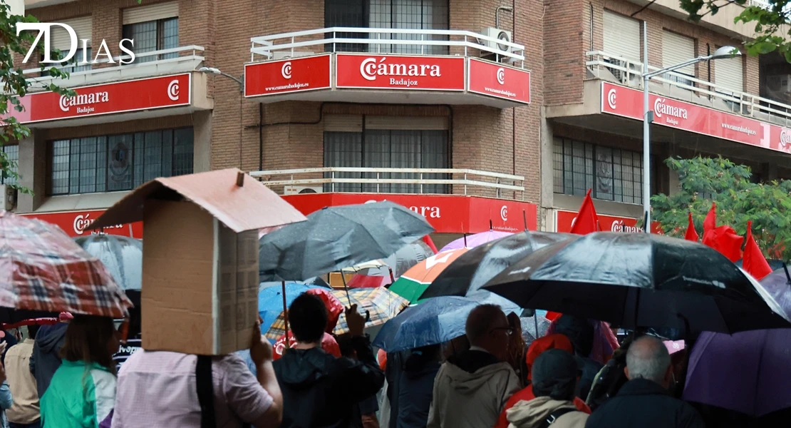 El temporal no frena la manifestación sobre una vivienda digna en Badajoz