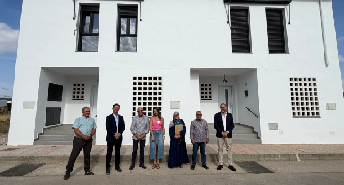 La Junta de Extremadura entrega dos viviendas públicas de nueva construcción