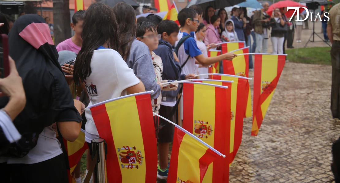 Badajoz celebra la II Edición del Acto de Homenaje a la Bandera con alumnos de centros educativos