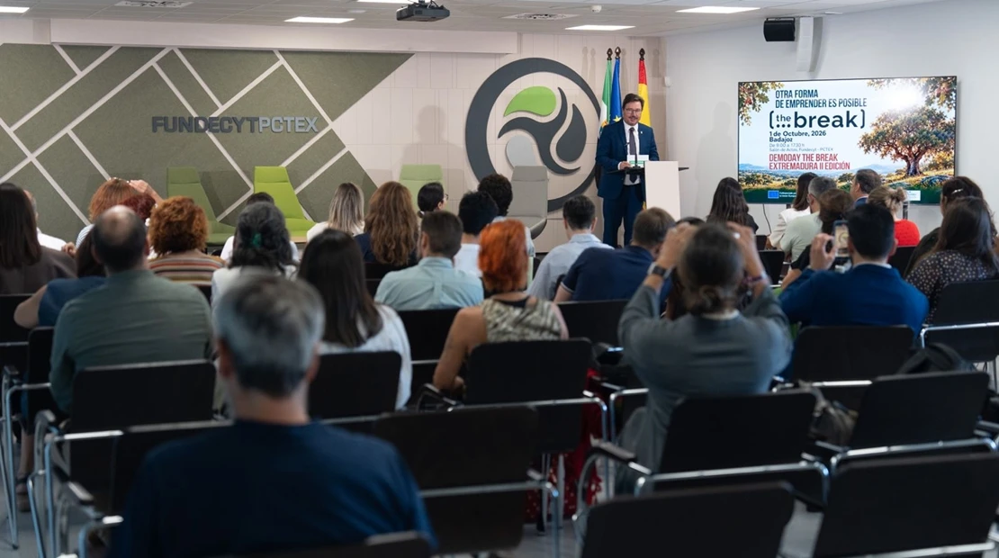 El consejero de Economía inaugura The Break Extremadura