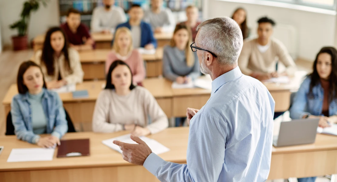 El profesorado extremeño podrá recibir hasta 800 euros para gastos de formación permanente