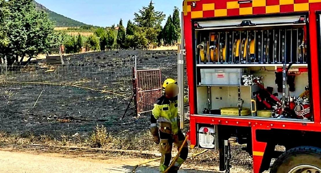 Bomberos del SEPEI trabajan en un incendio forestal