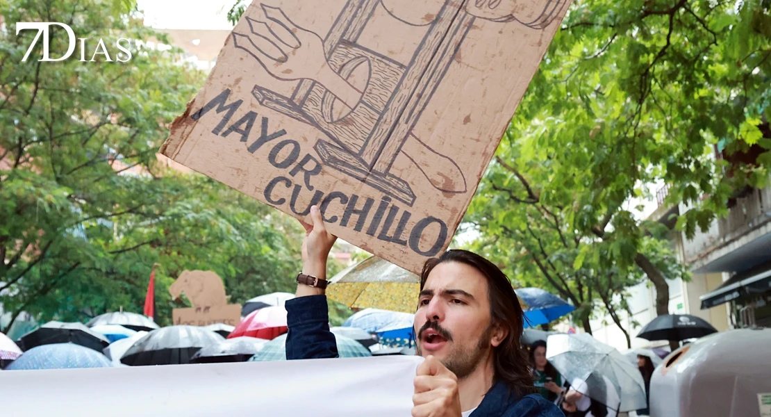 El temporal no frena la manifestación sobre una vivienda digna en Badajoz