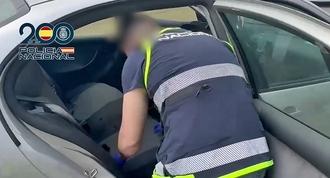 Pillado transportando a un migrante oculto en el interior de un vehículo