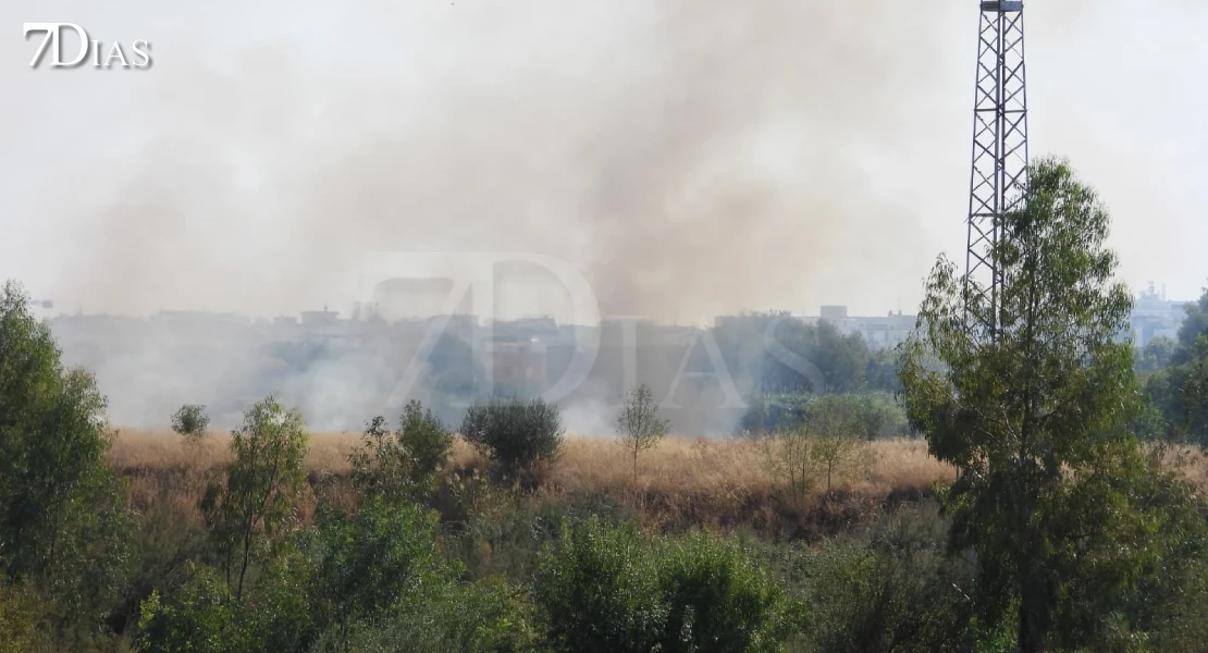 Un incendio en el Pico del Guadiana crea una gran columna de humo en Badajoz