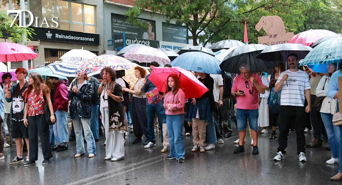 El temporal no frena la manifestación sobre una vivienda digna en Badajoz