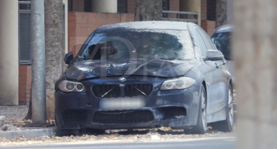 Un BMW de alta gama arde durante la madrugada en una avenida de Badajoz