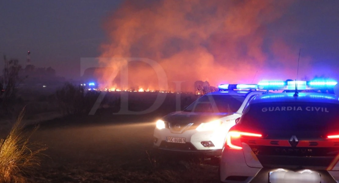 Una columna de humo por un incendio forestal sorprende a los conductores de la A-5