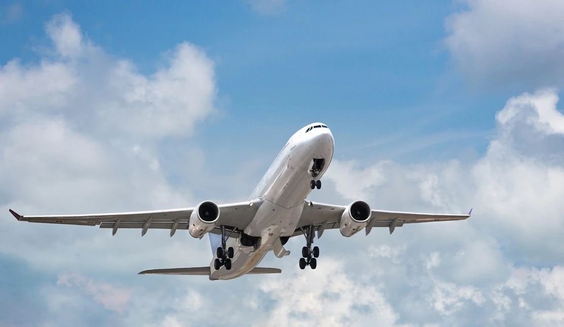 ¿Puede una tormenta derribar un avión? Una comandante revela qué ocurre realmente durante el vuelo