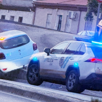 Un coche acaba empotrado en un bordillo a la entrada de Badajoz