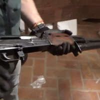 Incautan casi tres toneladas de cocaína y fusiles de asalto ocultos en una casa rural