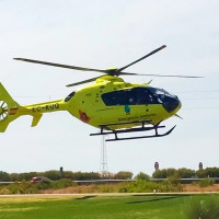 Trasladado en helicóptero tras volcar un camión en la EX-201
