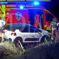 Un vehículo queda atrapado en la cuneta junto al tanatorio Puente Real de Badajoz