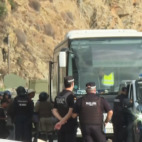 Desalojan el último asentamiento de migrantes en las playas de Ceuta
