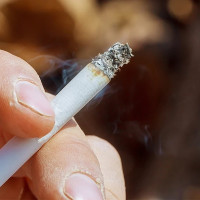 España reduce a la mitad el consumo diario de tabaco y alcanza su mínimo histórico