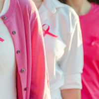 Decenas de localidades extremeñas caminan contra el cáncer de mama