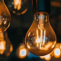 El precio de la luz vuelve a repuntar este lunes: consulta las horas más baratas
