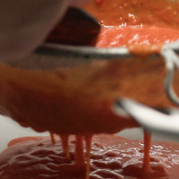 Alerta alimentaria: piden no consumir una conocida salsa por contener cristales