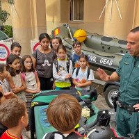 300 escolares descubren por dentro la Guardia Civil en Badajoz