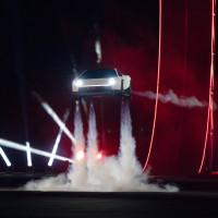 Elon Musk desafía los límites presentando un Tesla que vuela y hace acrobacias en el aire