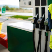 Los carburantes suben más del 30% pese a las ayudas
