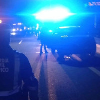 Atrapado tras sufrir un accidente y volcar con su camión en la A-5 esta madrugada