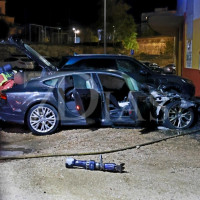 Un incendio calcina un turismo de alta gama de madrugada en la Plaza de Toros