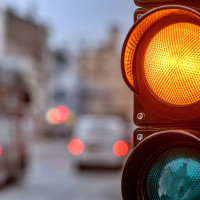 Adiós al ámbar intermitente: la DGT cambia las normas en algunos cruces
