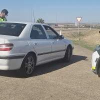 Pillan a un niño conduciendo un vehículo por Badajoz junto a una mujer