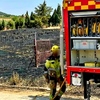 Bomberos del SEPEI trabajan en un incendio forestal