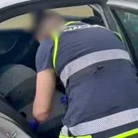 Pillado transportando a un migrante oculto en el interior de un vehículo