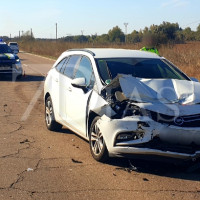 Un violento choque deja dos vehículos destrozados en la EX-110