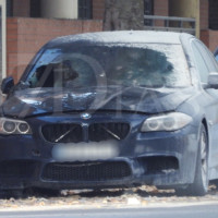 Un BMW de alta gama arde durante la madrugada en una avenida de Badajoz