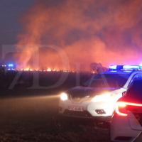 Una columna de humo por un incendio forestal sorprende a los conductores de la A-5