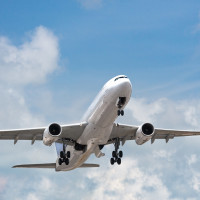 ¿Puede una tormenta derribar un avión? Una comandante revela qué ocurre realmente durante el vuelo