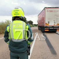 Cortan parte de la carretera de Almendralejo por un cable de alta tensión