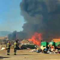 Un incendio en el punto limpio de Jerez de los Caballeros obliga al confinamiento de vecinos
