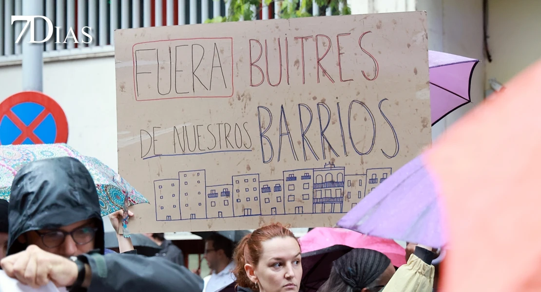 El temporal no frena la manifestación sobre una vivienda digna en Badajoz