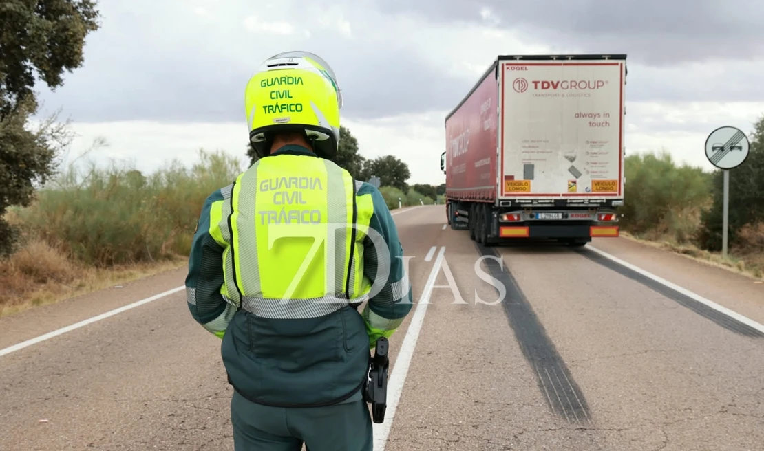 Cortan parte de la carretera de Almendralejo por un cable de alta tensión