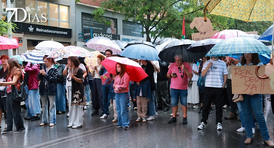 El temporal no frena la manifestación sobre una vivienda digna en Badajoz