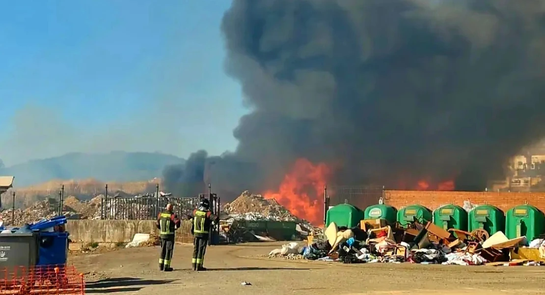 Un incendio en el punto limpio de Jerez de los Caballeros obliga al confinamiento de vecinos