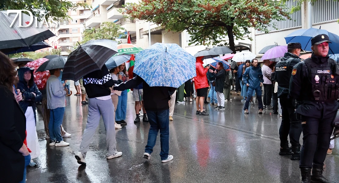El temporal no frena la manifestación sobre una vivienda digna en Badajoz