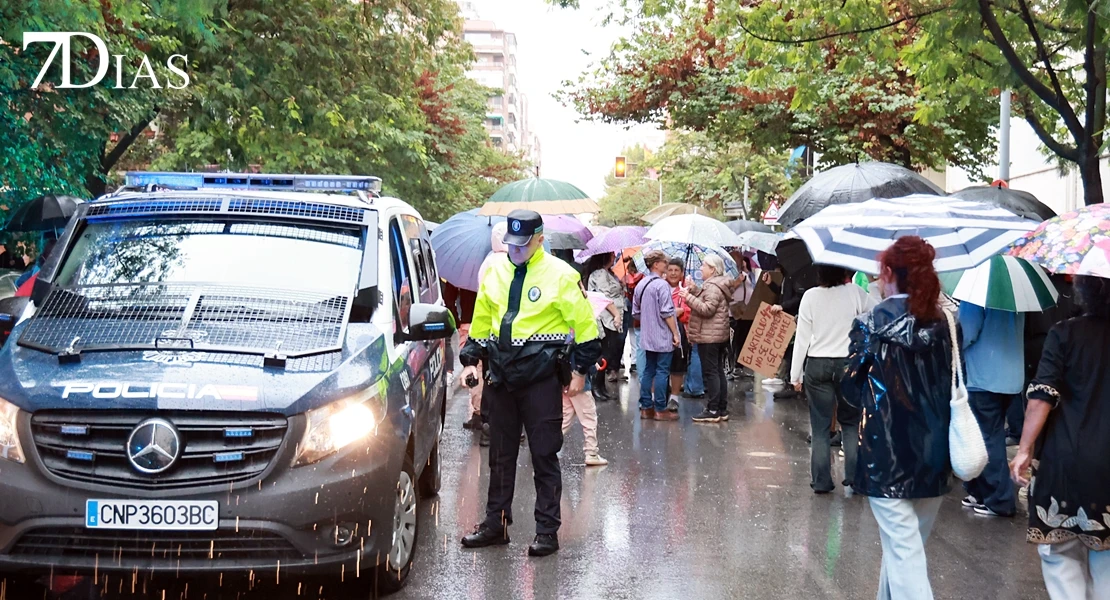 El temporal no frena la manifestación sobre una vivienda digna en Badajoz
