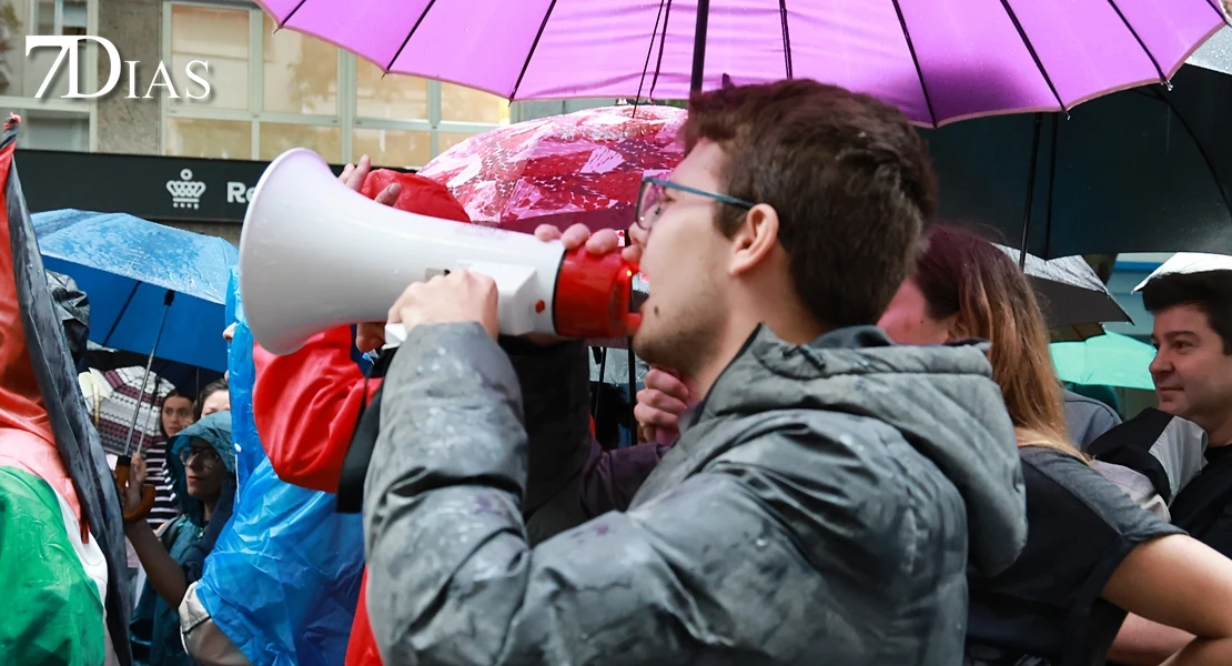 El temporal no frena la manifestación sobre una vivienda digna en Badajoz