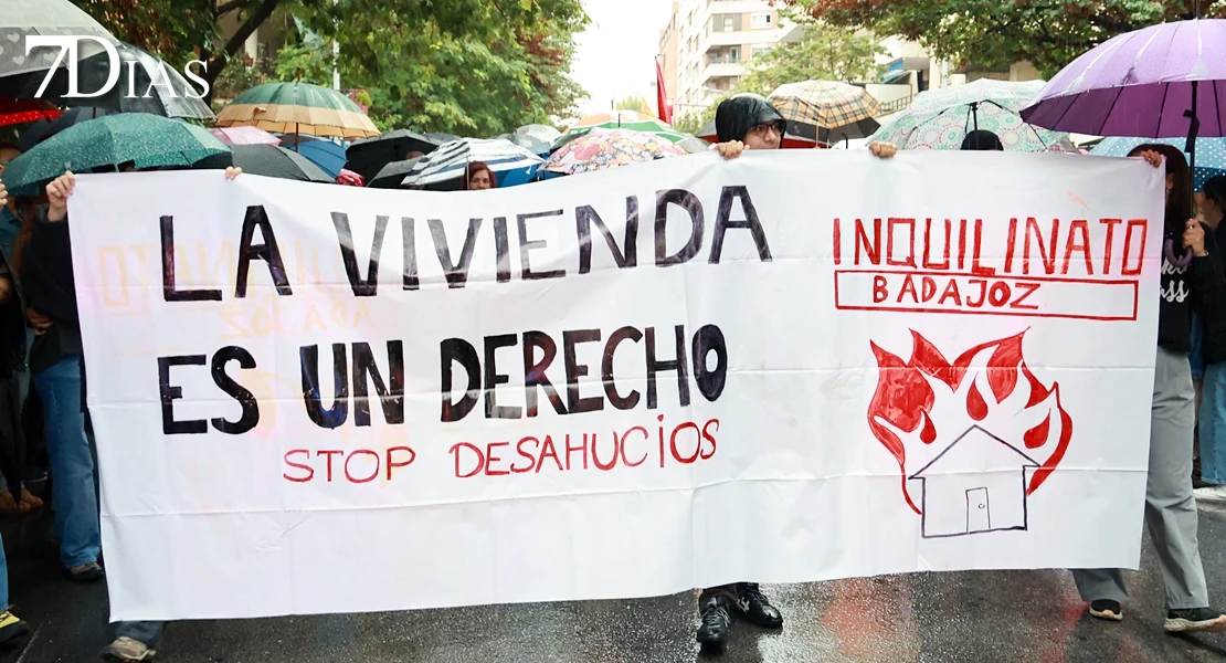 El temporal no frena la manifestación sobre una vivienda digna en Badajoz