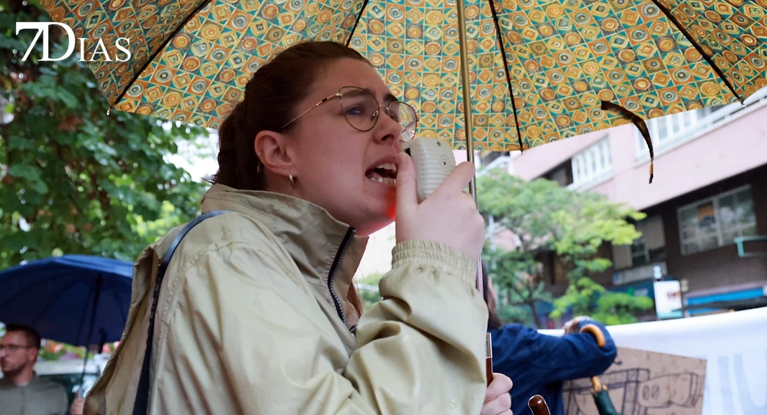 El temporal no frena la manifestación sobre una vivienda digna en Badajoz